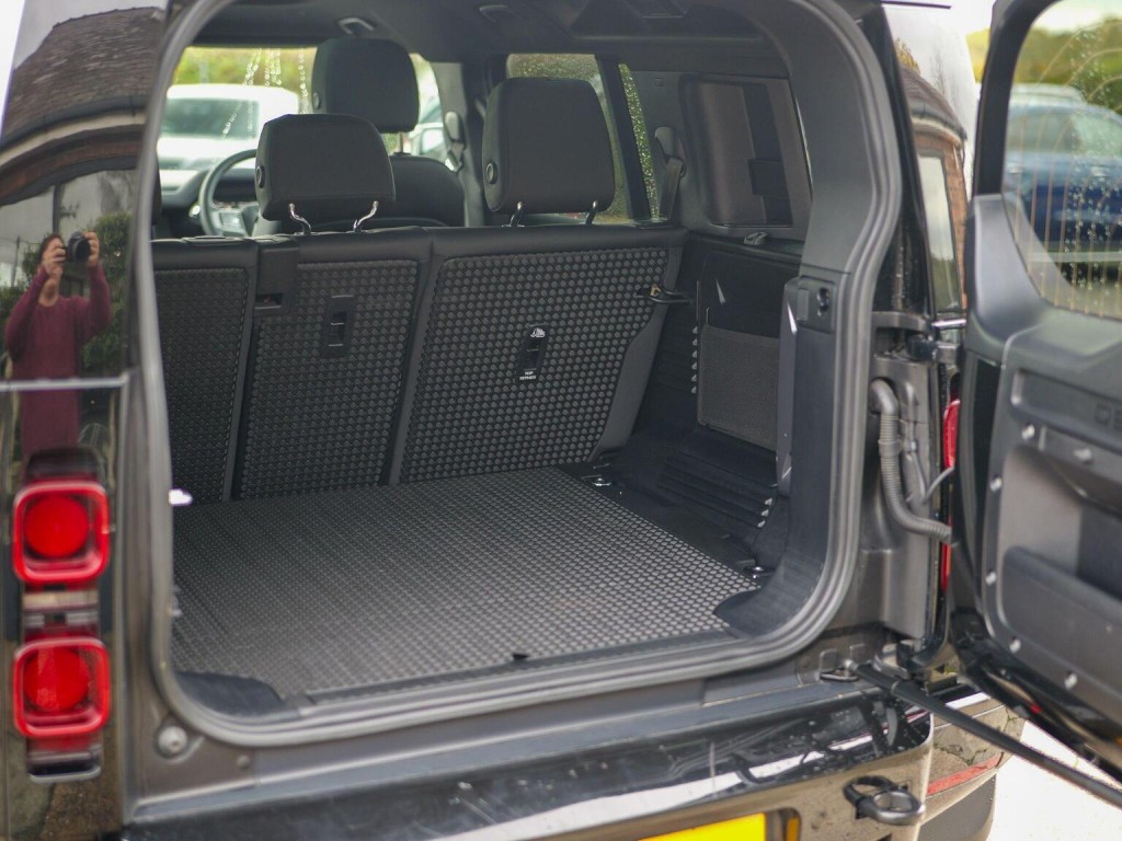 LAND ROVER DEFENDER 110