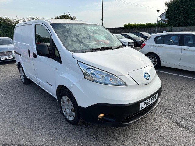 NISSAN E-NV200