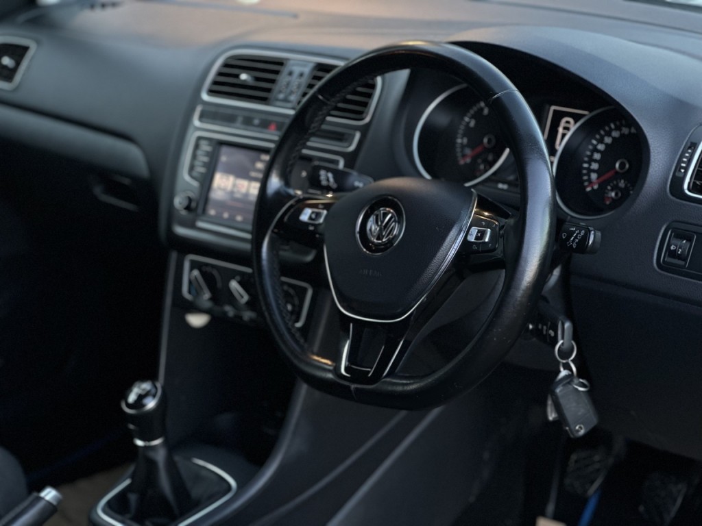 VOLKSWAGEN POLO