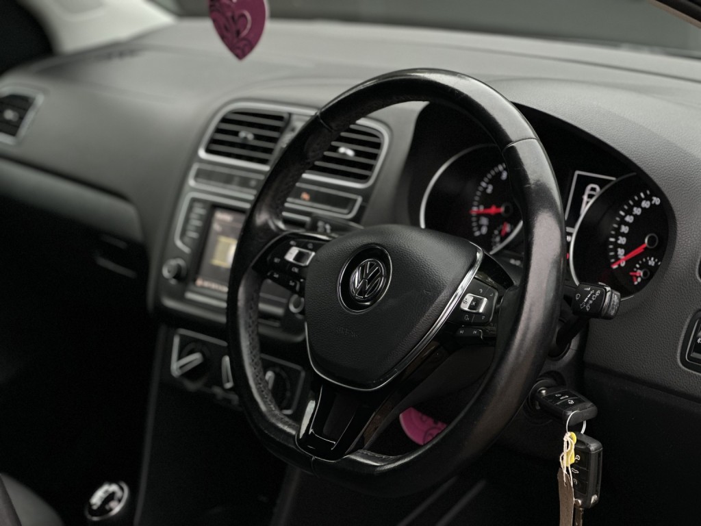 VOLKSWAGEN POLO