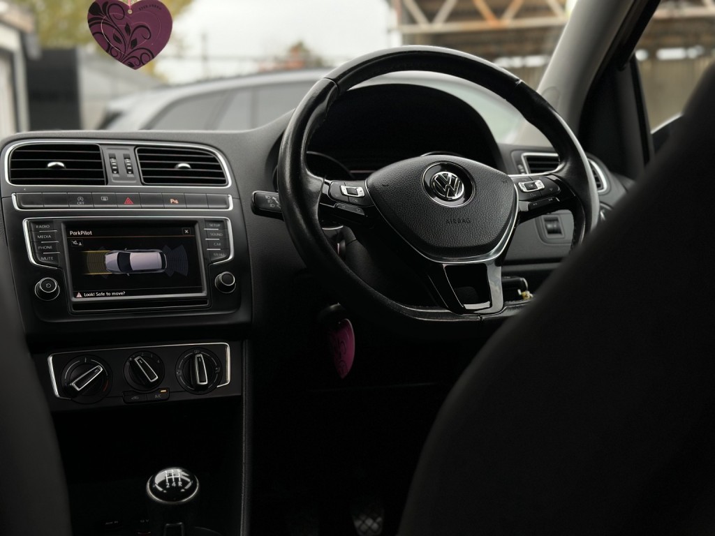 VOLKSWAGEN POLO
