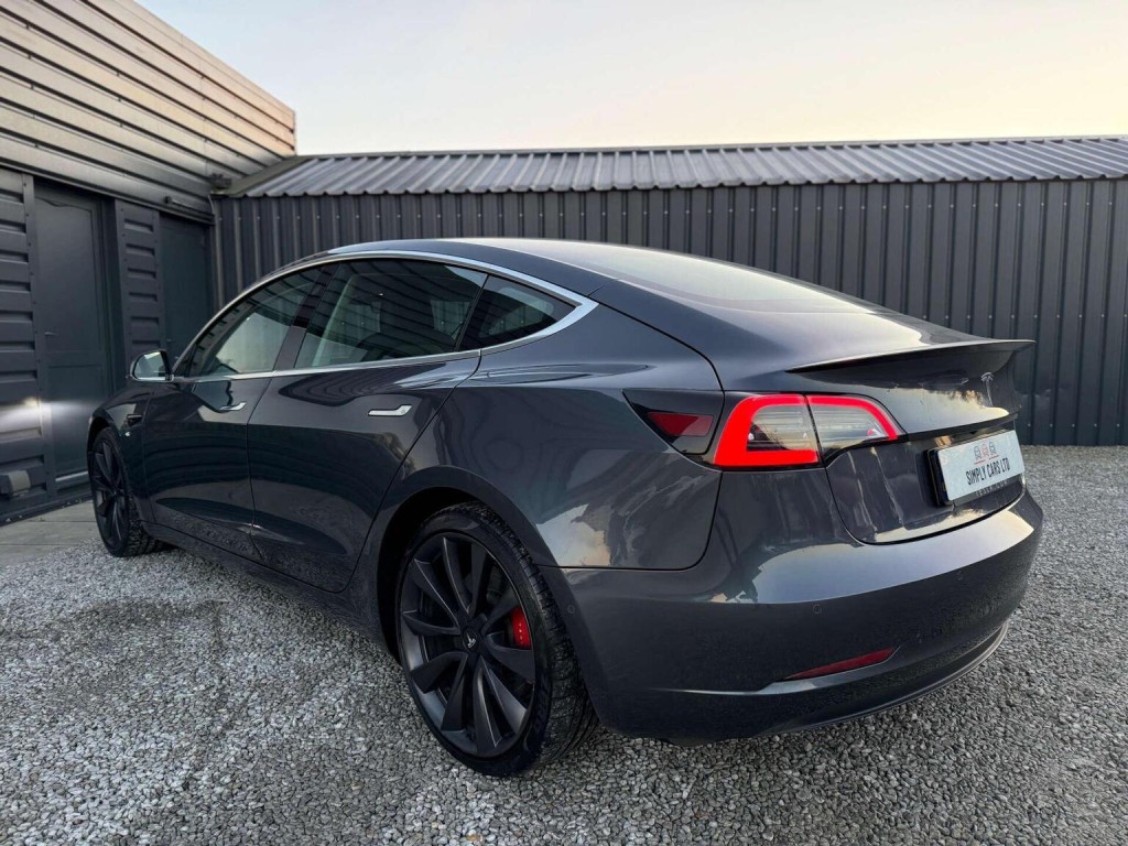 TESLA MODEL 3