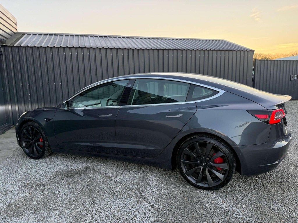 TESLA MODEL 3