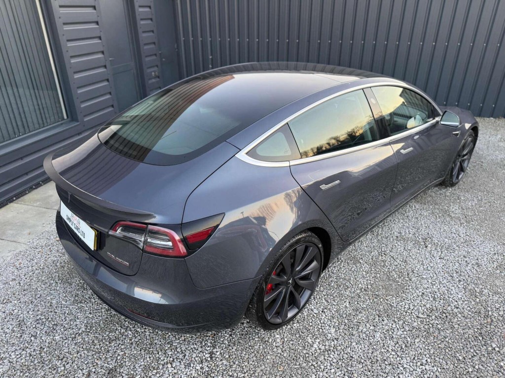 TESLA MODEL 3