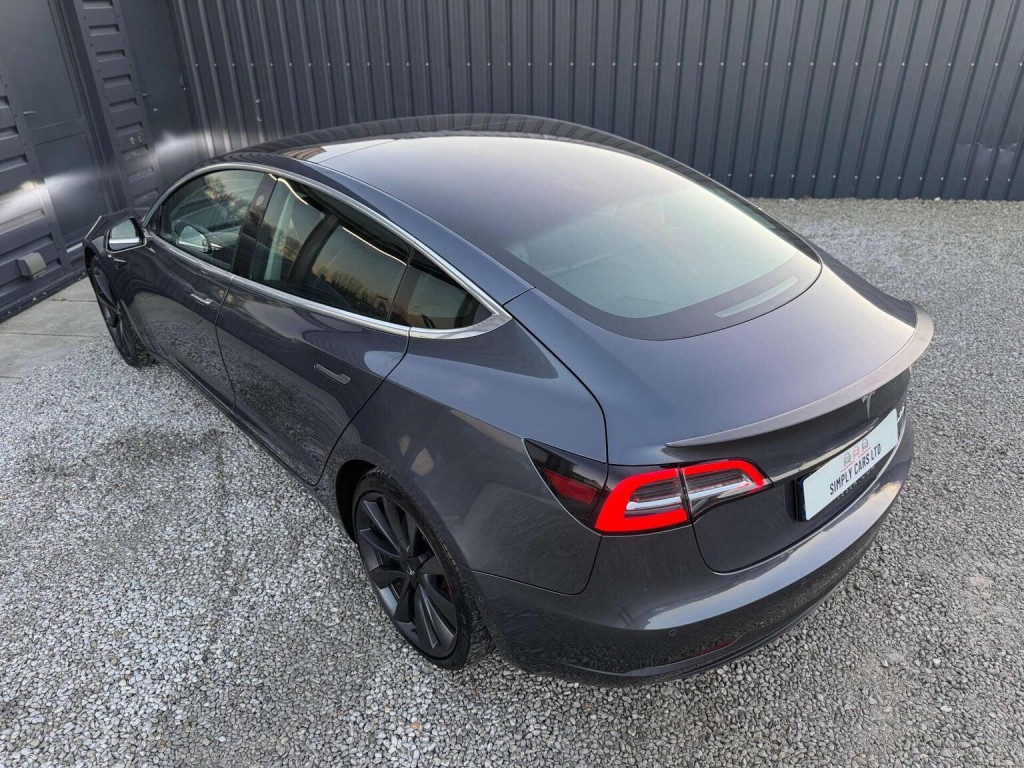 TESLA MODEL 3