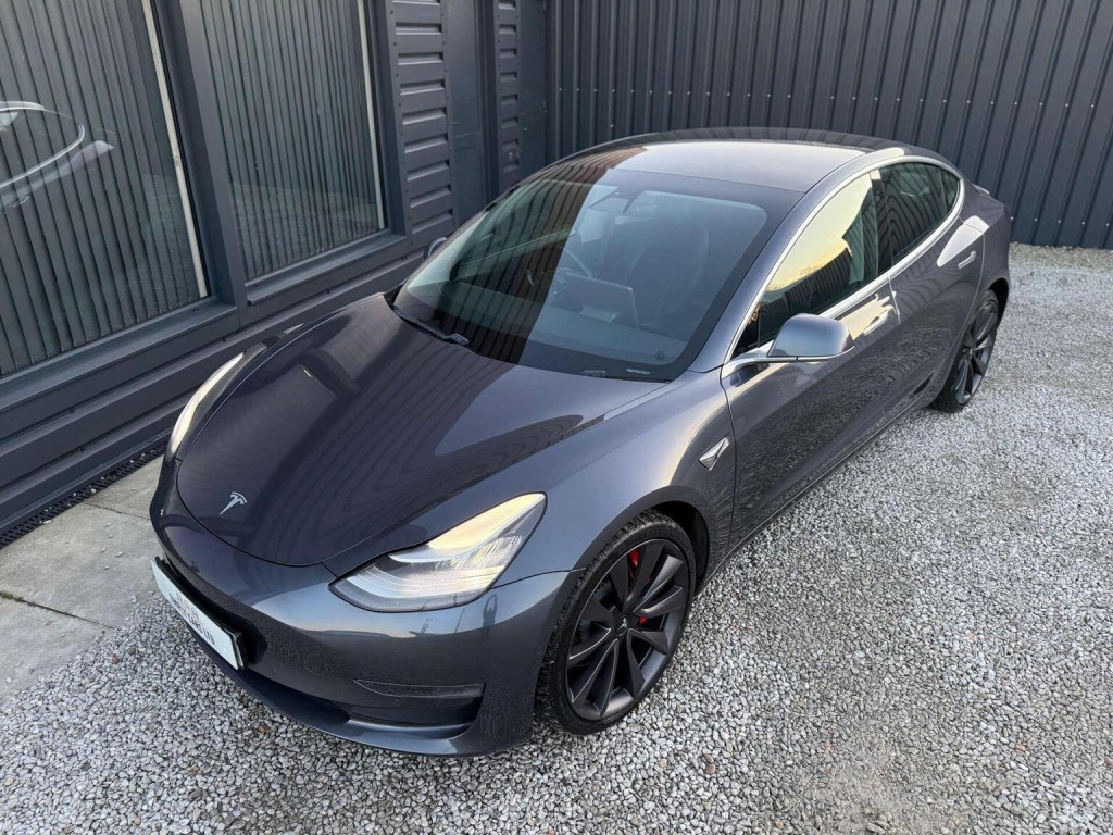TESLA MODEL 3