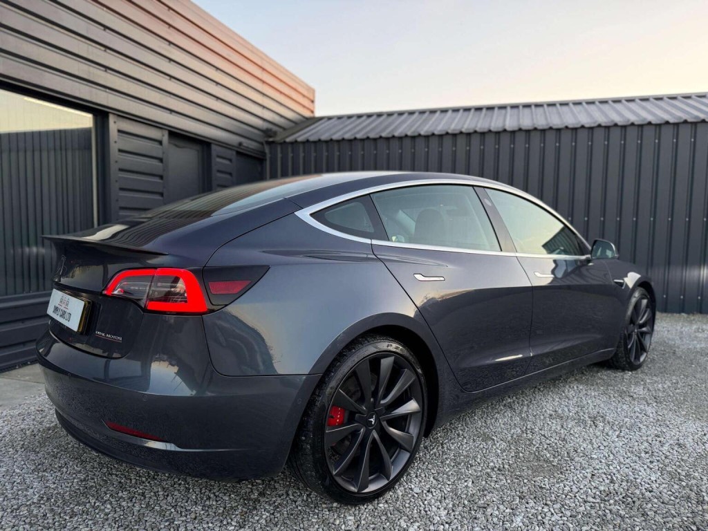 TESLA MODEL 3