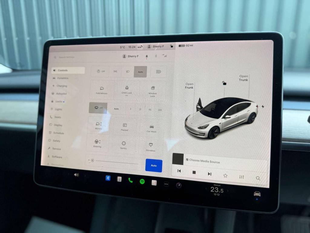 TESLA MODEL 3