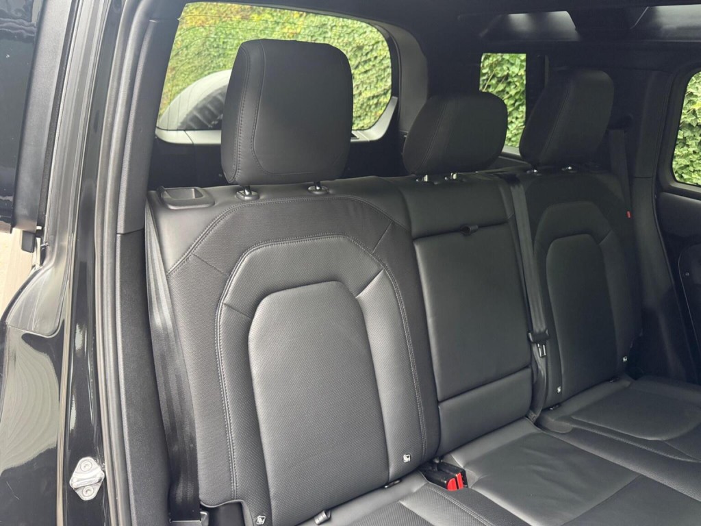 LAND ROVER DEFENDER 110