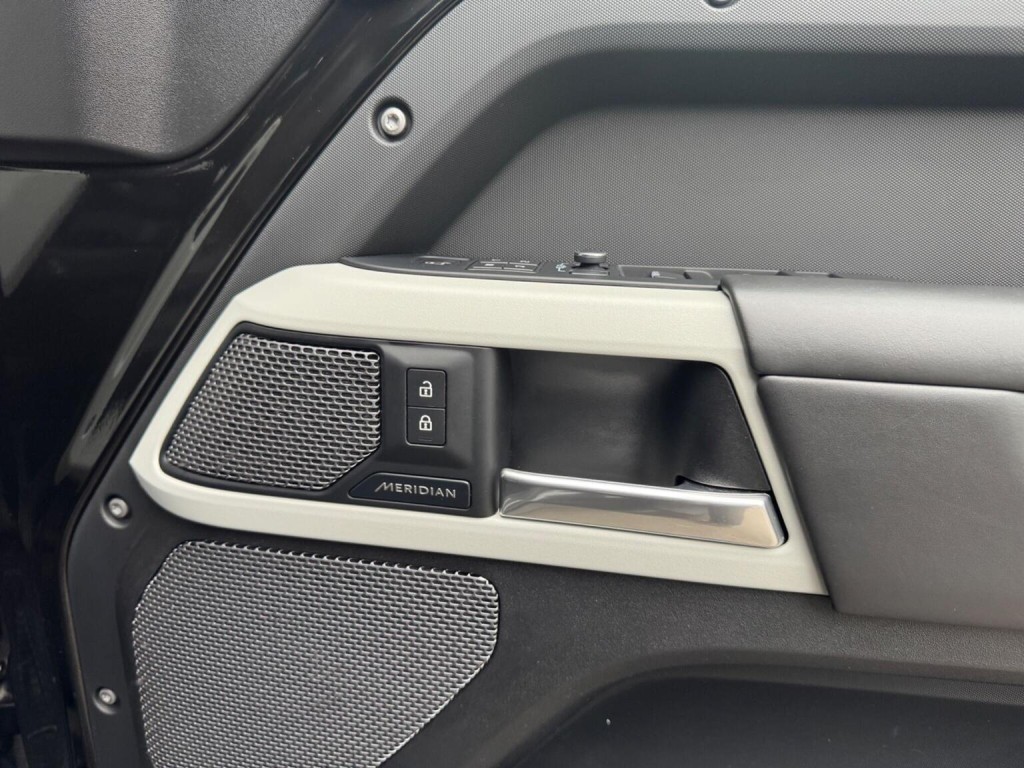 LAND ROVER DEFENDER 110