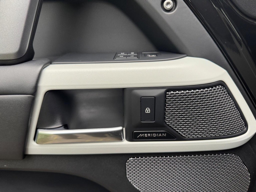 LAND ROVER DEFENDER 110