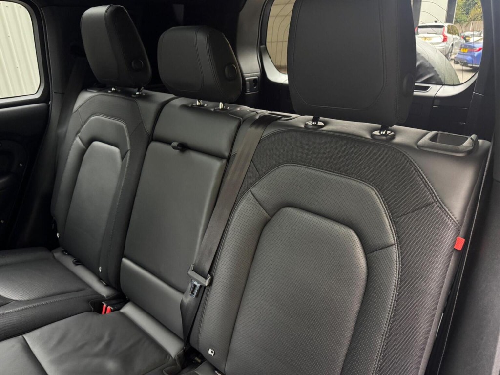 LAND ROVER DEFENDER 110