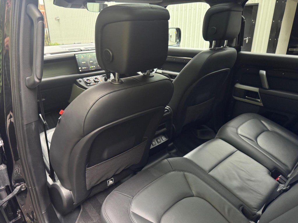 LAND ROVER DEFENDER 110