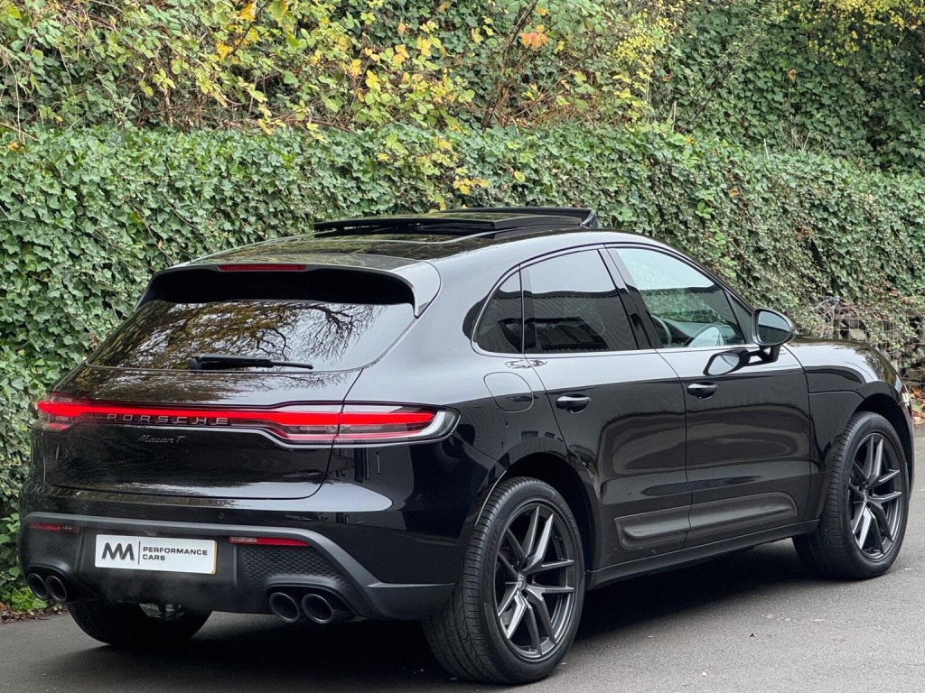 PORSCHE MACAN