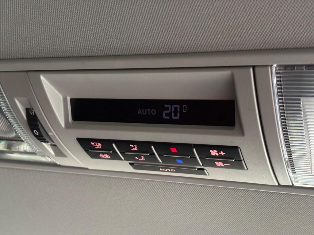 VOLKSWAGEN TRANSPORTER SHUTTLE