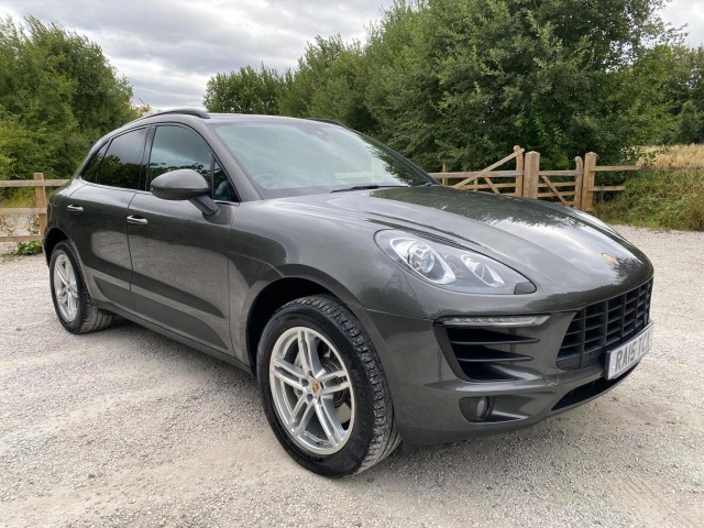 PORSCHE MACAN