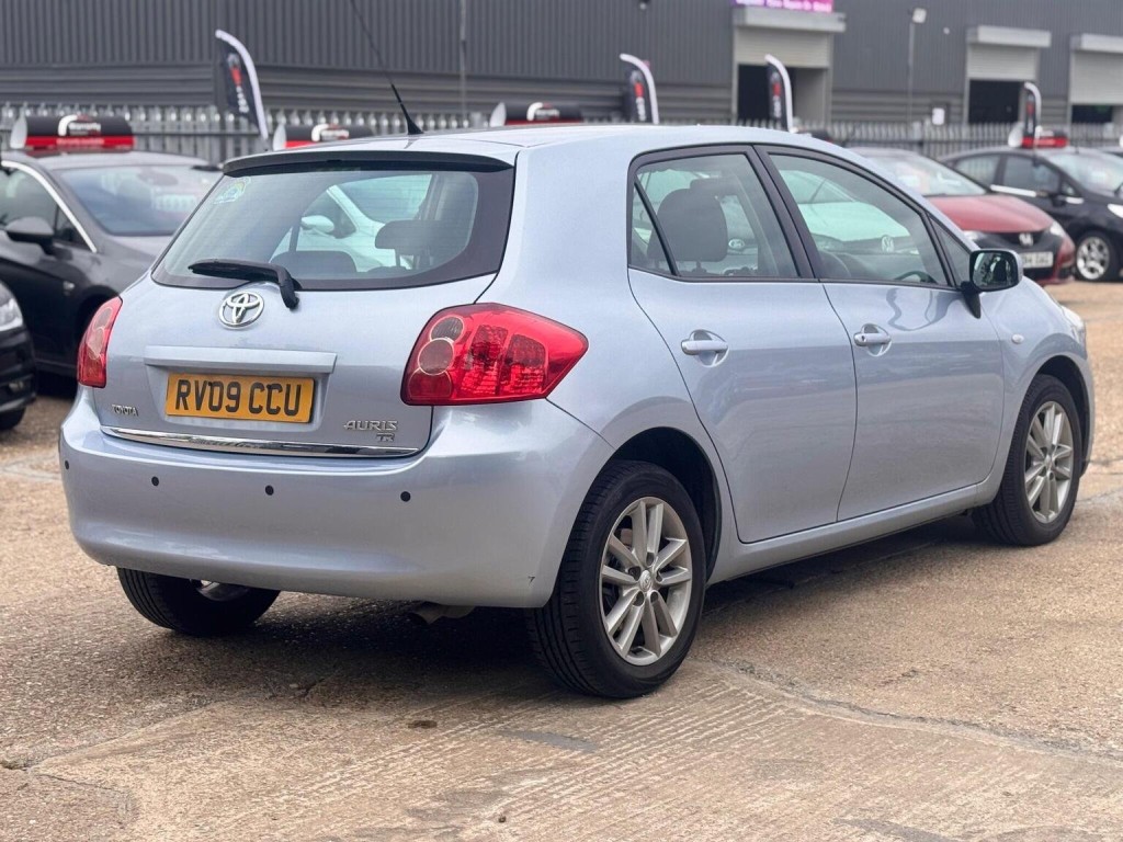 TOYOTA AURIS