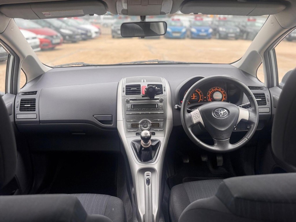 TOYOTA AURIS