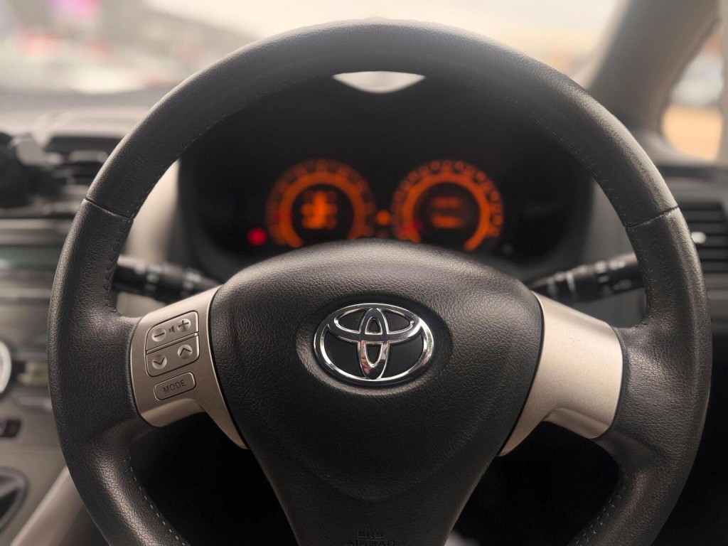 TOYOTA AURIS