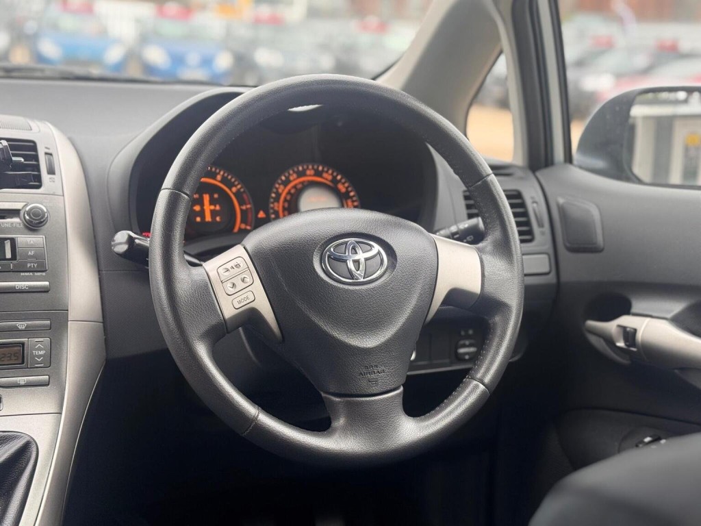 TOYOTA AURIS