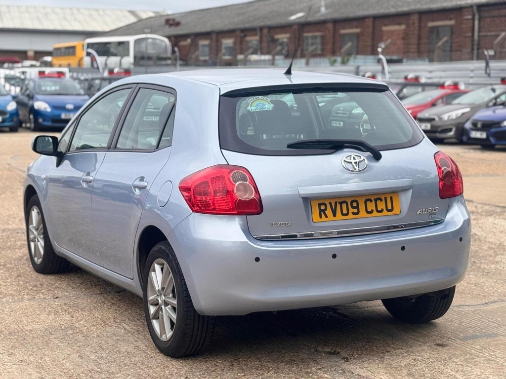 TOYOTA AURIS