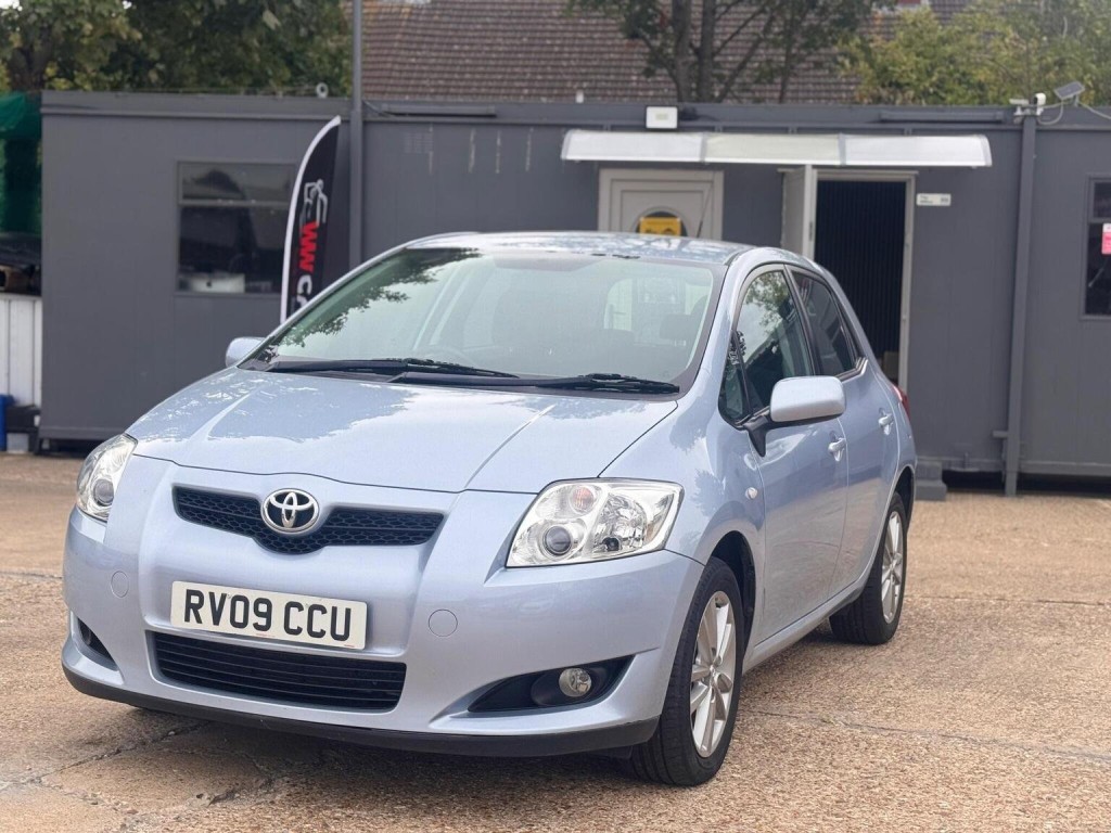 TOYOTA AURIS