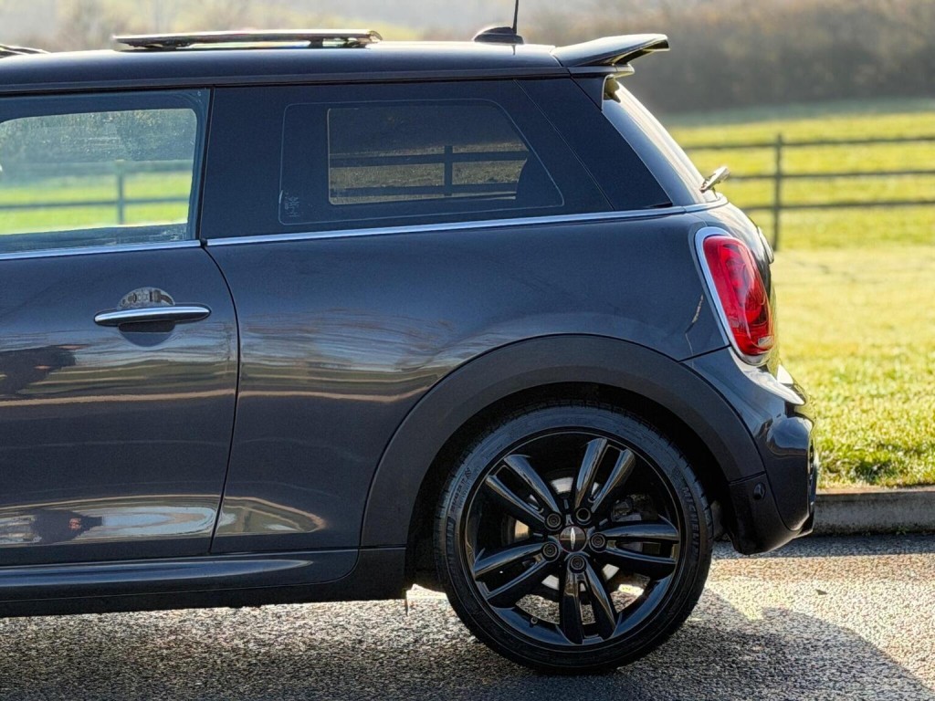 MINI HATCH