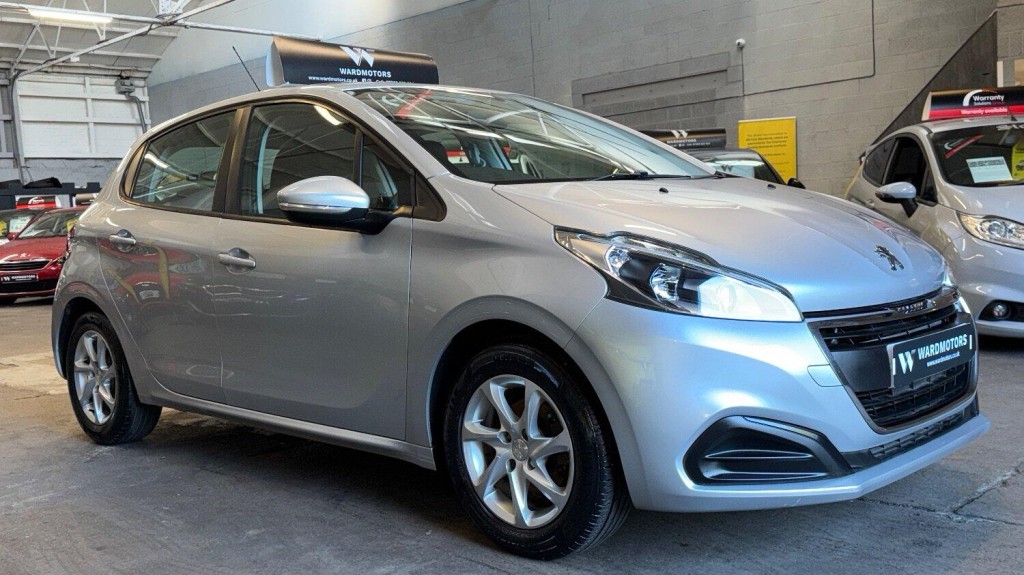 PEUGEOT 208