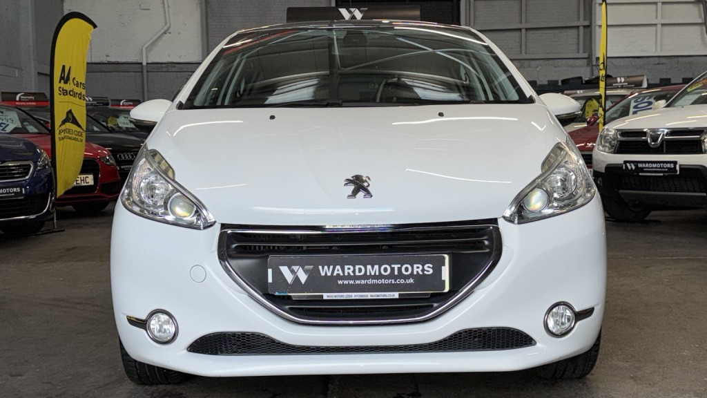 PEUGEOT 208