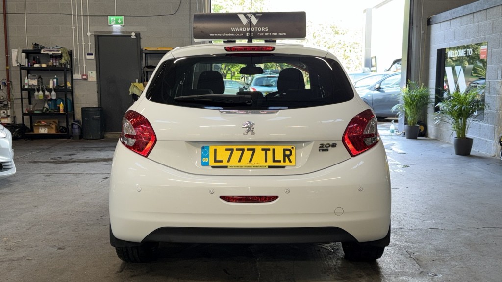 PEUGEOT 208