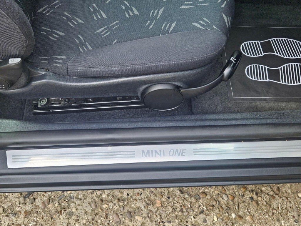 MINI HATCH