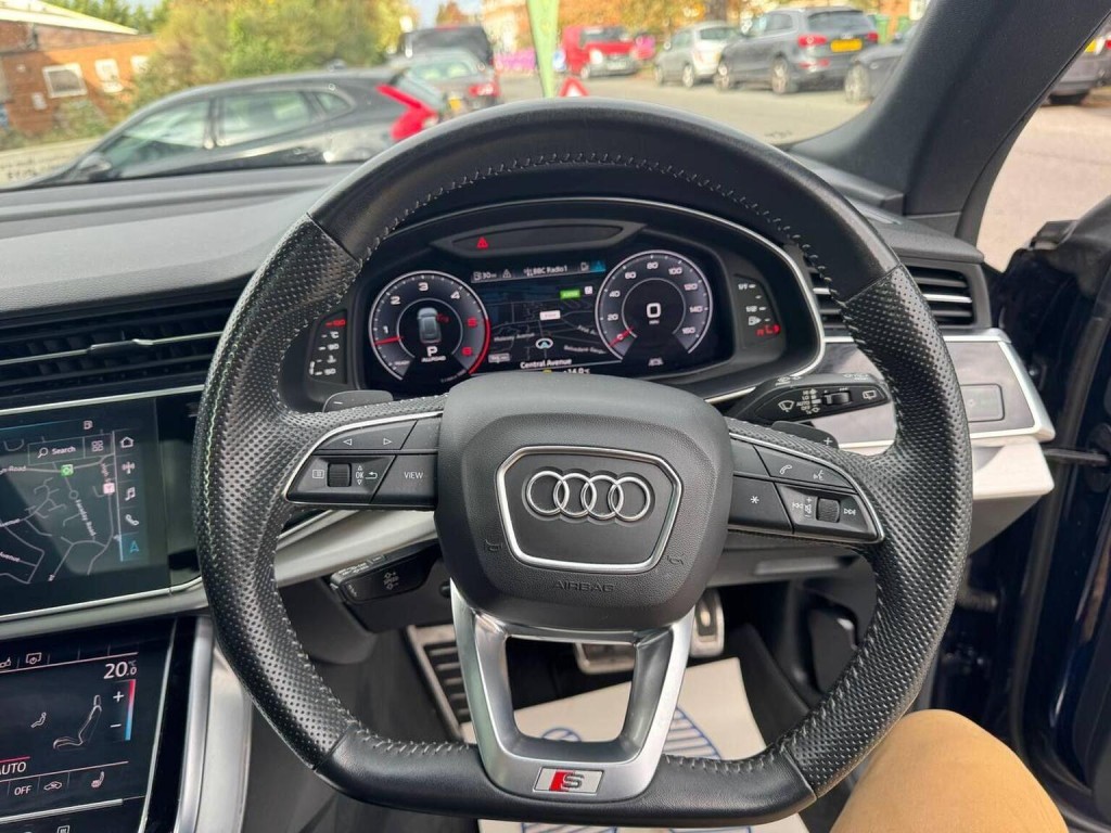 AUDI Q8